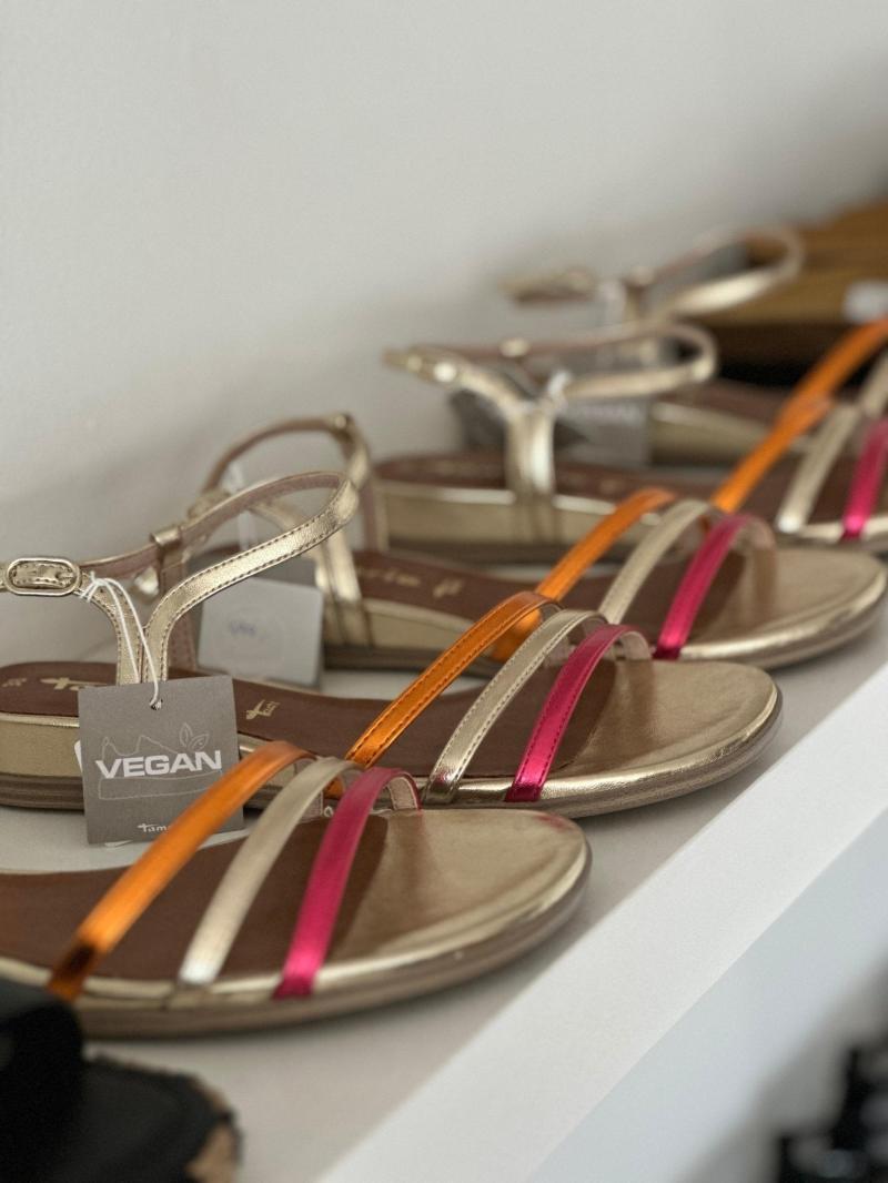 Elegant Guldfarvet Sandal fra Tamaris - Sommerstil 28133