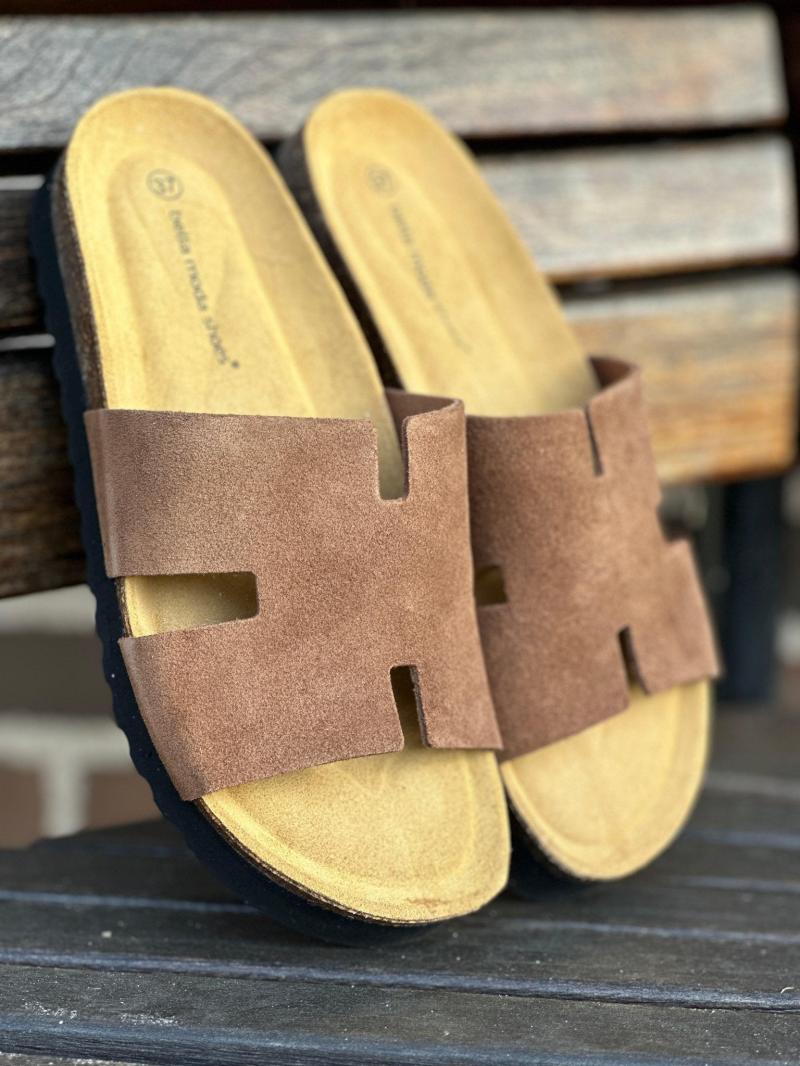 Elegant cognacfarvet biosandal fra Bella Moda