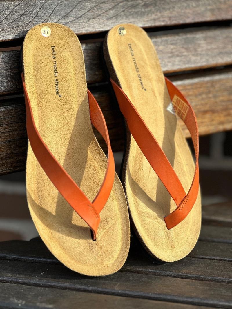 Elegant orange tåsandaler fra Bella Moda til sommerdage