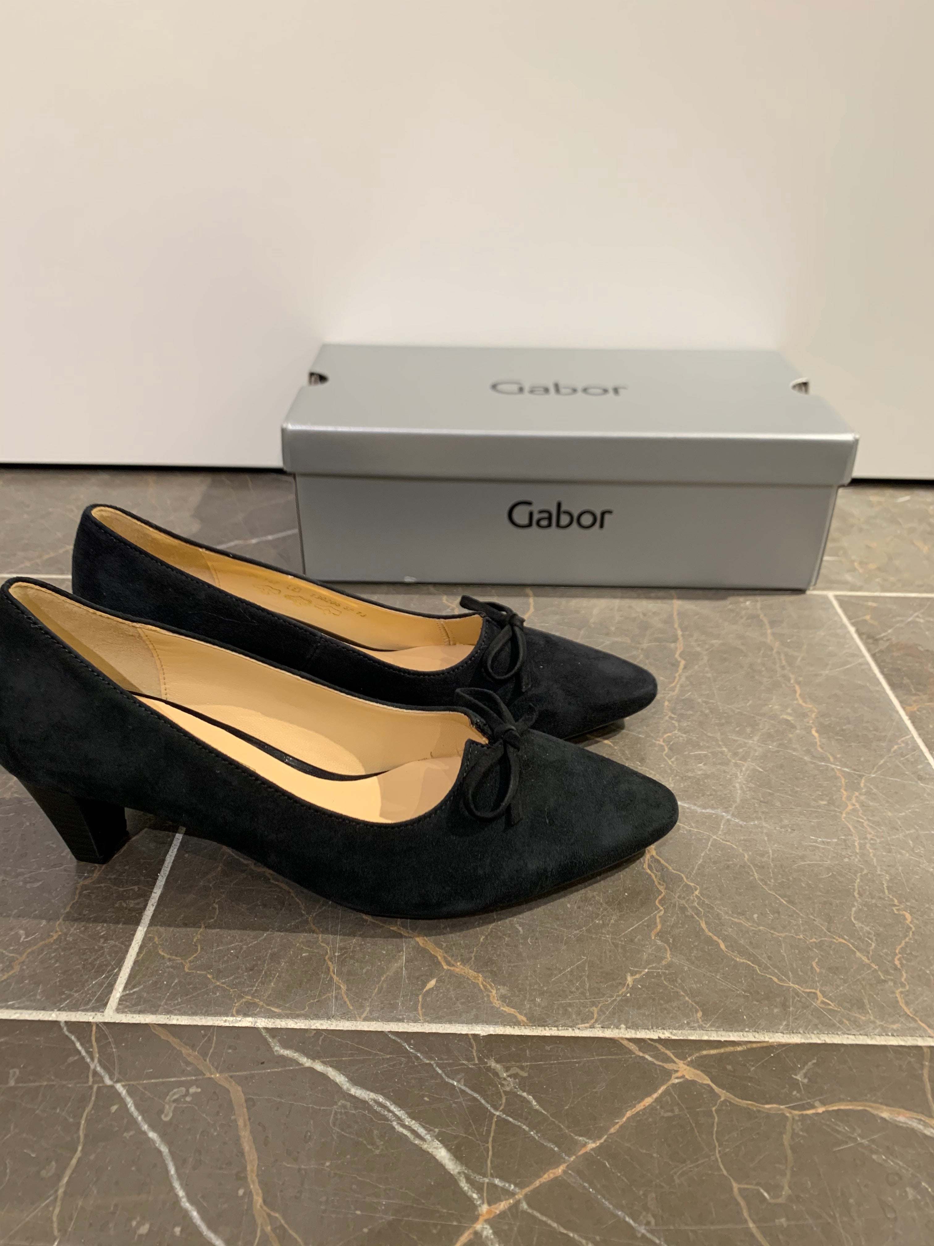 Elegant mørkeblå pump med sløjfe fra Gabor